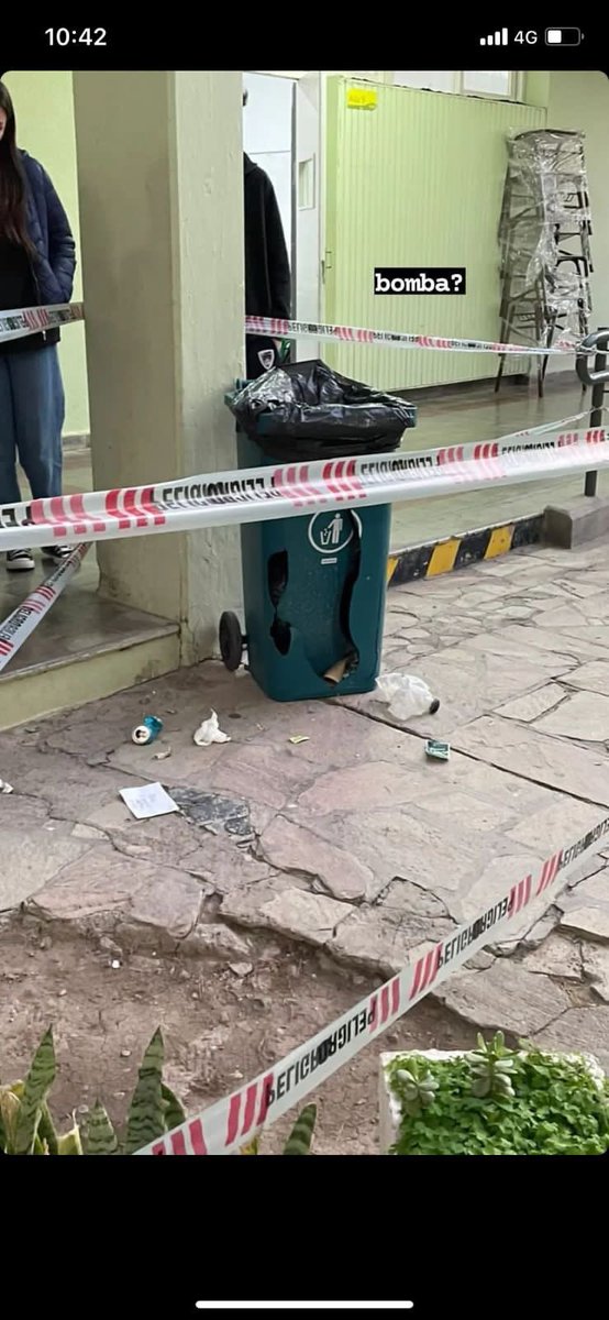 _luzsanz_'s tweet photo. cómo es eso q los de sexto ahora ponen bombas en la escuela, explota, cae la policía y ambulancia, evacúan… todos sin clases/pruebas y se retiran felices. Ni mi promo llegó a tanto, y por x motivos ahora quiero volver a la secu😔 https://t.co/YC5mSLeksF