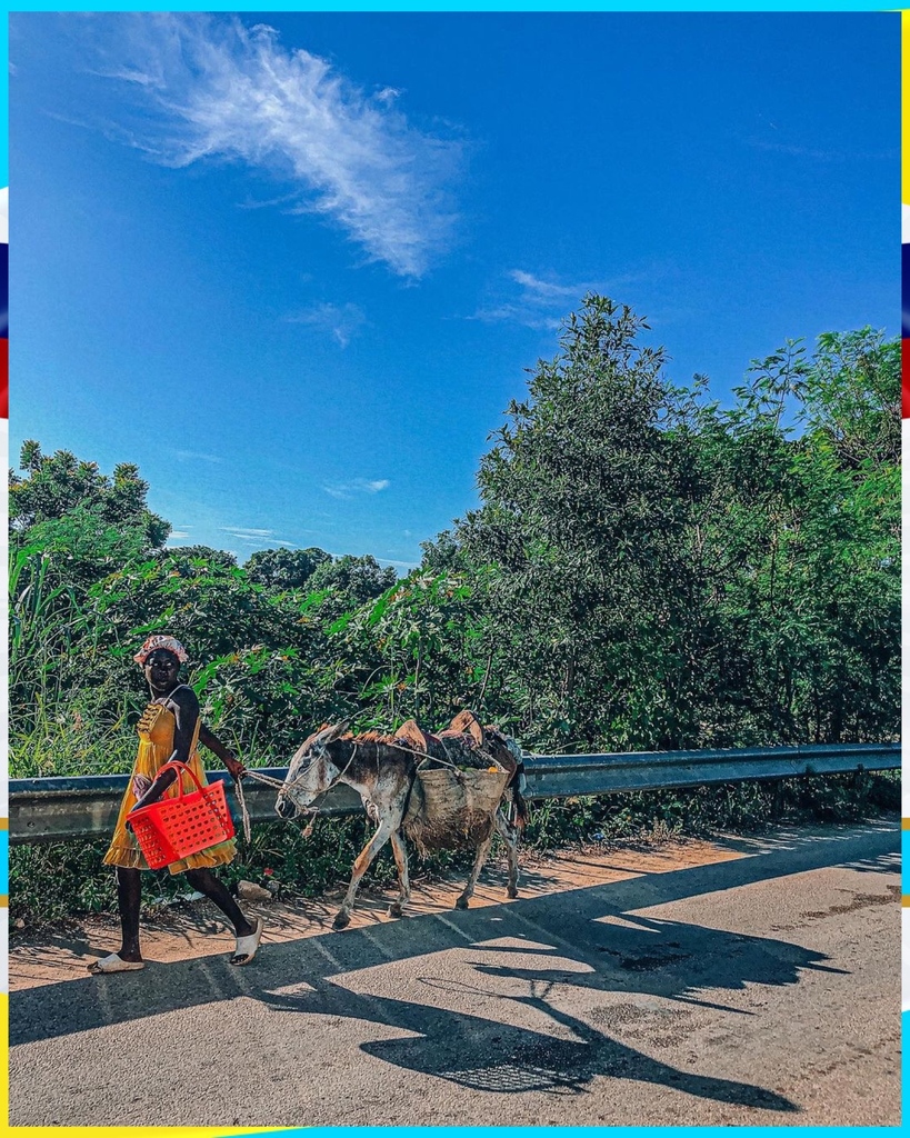 Summertime Haiti 🇭🇹

Jou Mache (Market Day)
📸<a href="/vickyyonelien/">Jeanne Will Victoria Onelien</a>
#lunionsuite #haitianamerican #haitian  #culture #caribbean #haiti #mache