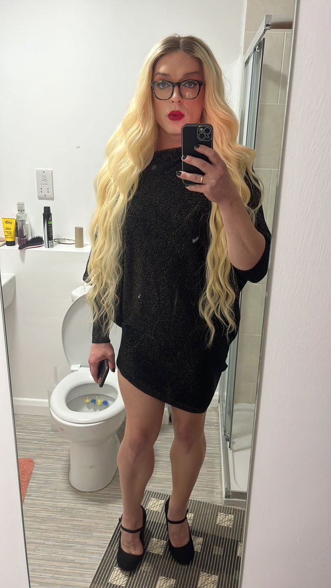 IrishTVKristen1's tweet photo. About last night it was a fun event but let’s hope tonight is even better… Derry boys let’s be having you #tgirl #trans #crossdresser #hungirish #WeekendVibes https://t.co/I8NzNfZVX9