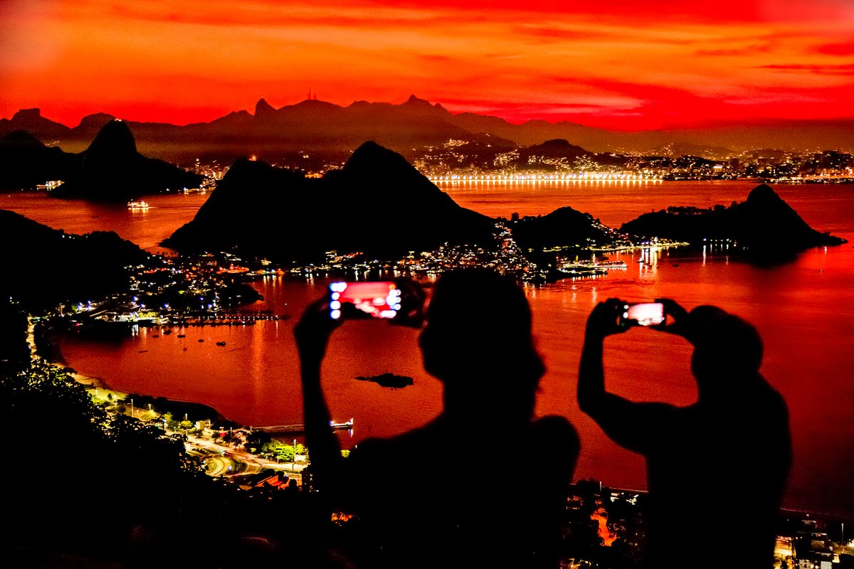 AlexandroAuler's tweet photo. Tourists photograph the view of Rio de Janeiro from the Parque da Cidade´s seepoint, in Niterói on July 25th, 2023. Brazil. 2023.
©Alexandro Auler. https://t.co/9CBUpGJJVf