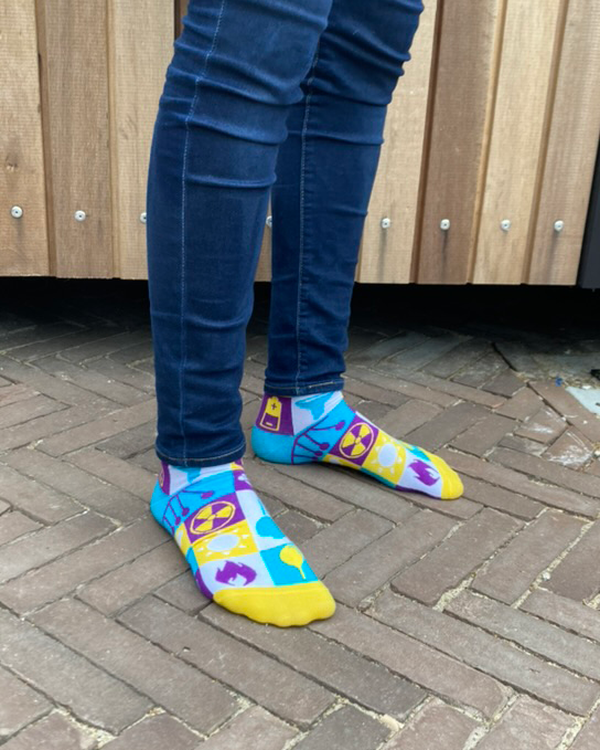 socksnerdy's tweet photo. Ik had gisteren mijn eerste scheikunde SE, natuurlijk op mijn Science Socks (https://t.co/2S9nQfr8RM)!
Het ging erg goed, ik was natuurlijk extra gemotiveerd door deze sokken met scheikundige en natuurkundige symbolen! ;)
#scheikunde #chemistry #nerdy #nerdysocks #haarlem https://t.co/IiY26fCWQZ