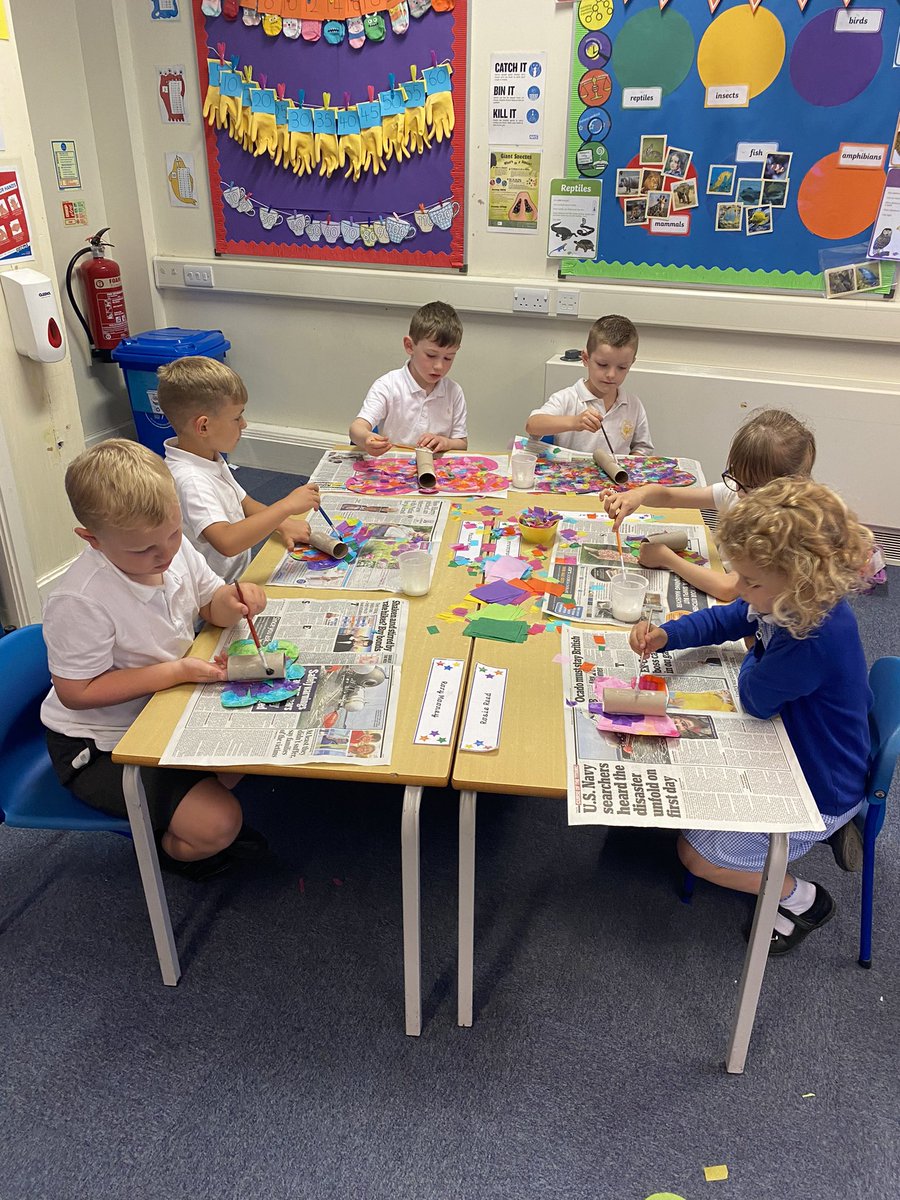 wclpsyear1's tweet photo. 1W have had a fun filled craft day today finishing off our whole school art project. Thank you again to the super talented @etomlinson_art for your inspiration! #wclpsartanddesign https://t.co/BJMtudcKim