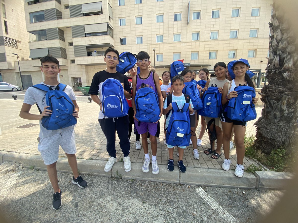 gitanos_org_elx's tweet photo. Un año más, el alumnado de los programas educativos de la FSG #Elche ya está equipado para la escuela de verano, gracias a @FundacionJPeran.

Reiterar nuestro agradecimiento por apoyar nuestros proyectos y facilitar diferentes accesorios a nuestro alumnado. https://t.co/x6dKrP39sw