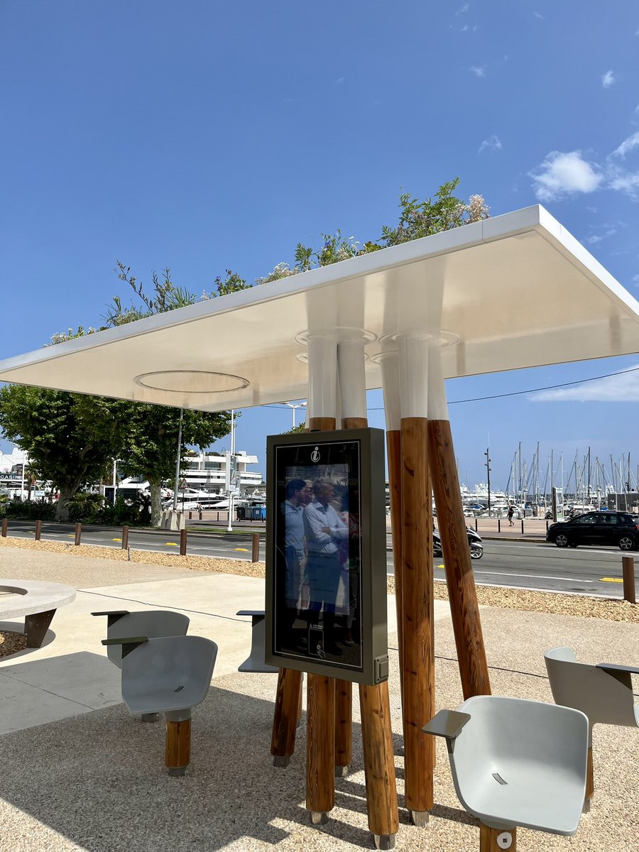 villecannes's tweet photo. 🔴 Inauguration d’une escale numérique, un nouveau mobilier urbain moderne, connecté et esthétique, équipé d’un écran tactile, de prises et ports USB, par @davidlisnard et @JCDecaux_France, sur les Allées de la Liberté. Une première mondiale. https://t.co/ZIQ22PFJFL