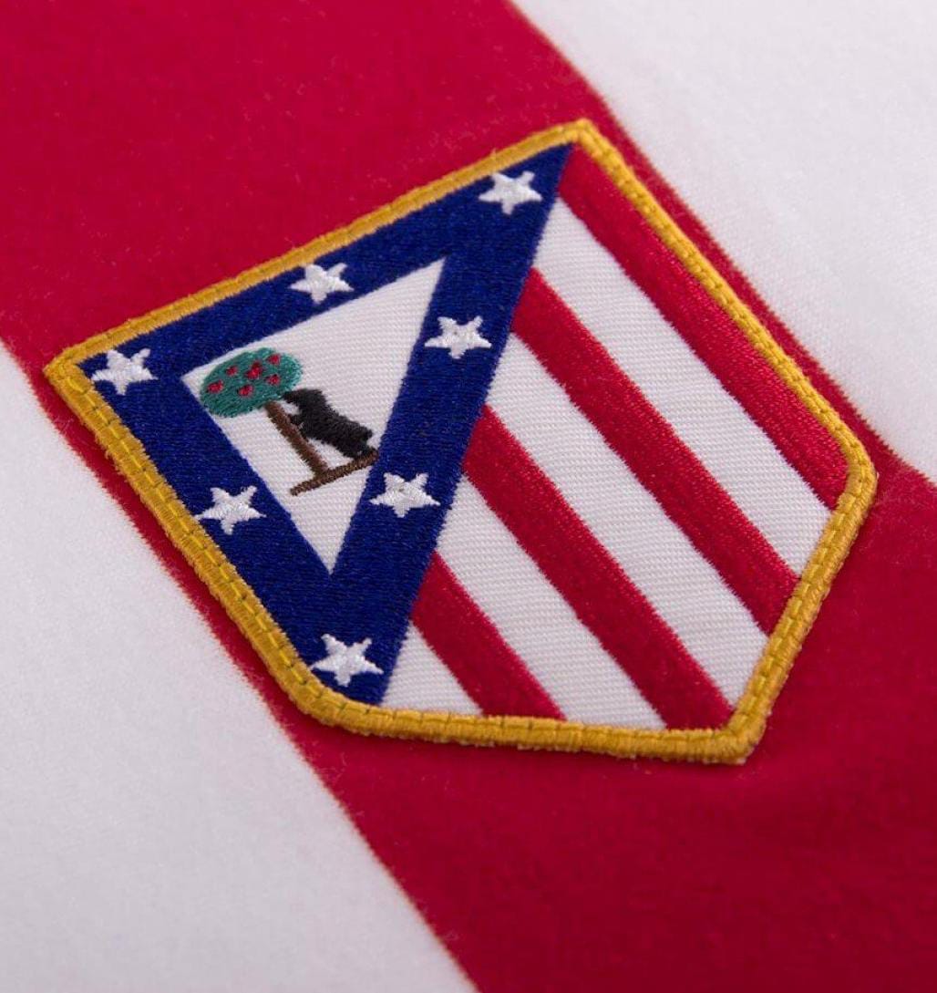 FlechaAtm's tweet photo. Nos hemos llevado pitos durante 6 años cuando se cantaba sobre la vuelta de nuestro escudo, se decía que era un berrinche del Frente, que éramos 4 gatos... Acabamos de hacer historia y aún no somos conscientes. Bienvenidos de nuevo al Club Atletico de Madrid. https://t.co/chX3RJe472