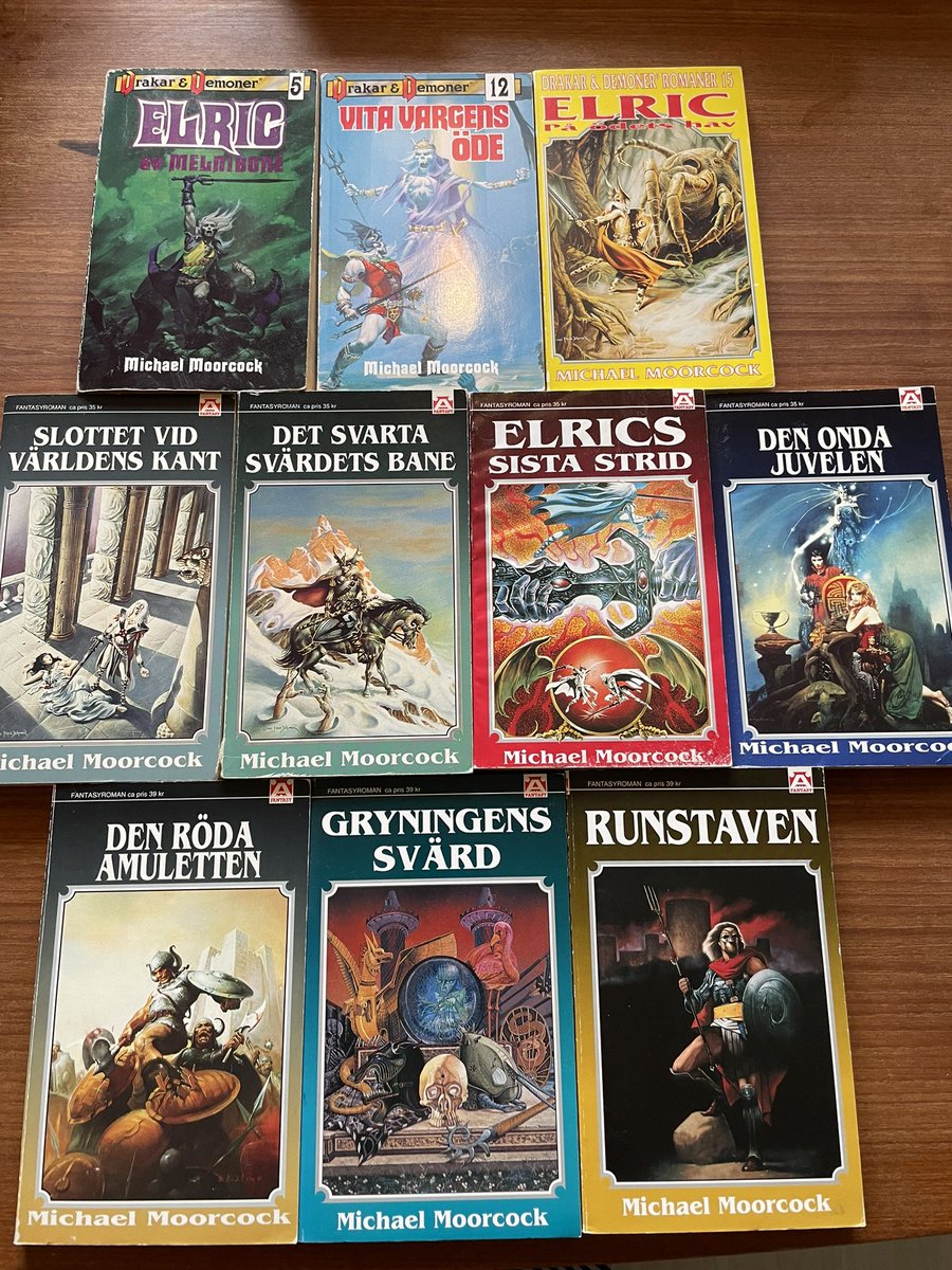 udda_boktips's tweet photo. 51 stycken. Tog en stund men var inte så krångligt. Tio Conan-titlar, tio Moorcock, sex Leiber, fyra Pratchett med mera. #uddaboktips https://t.co/SUmm0lRC1w