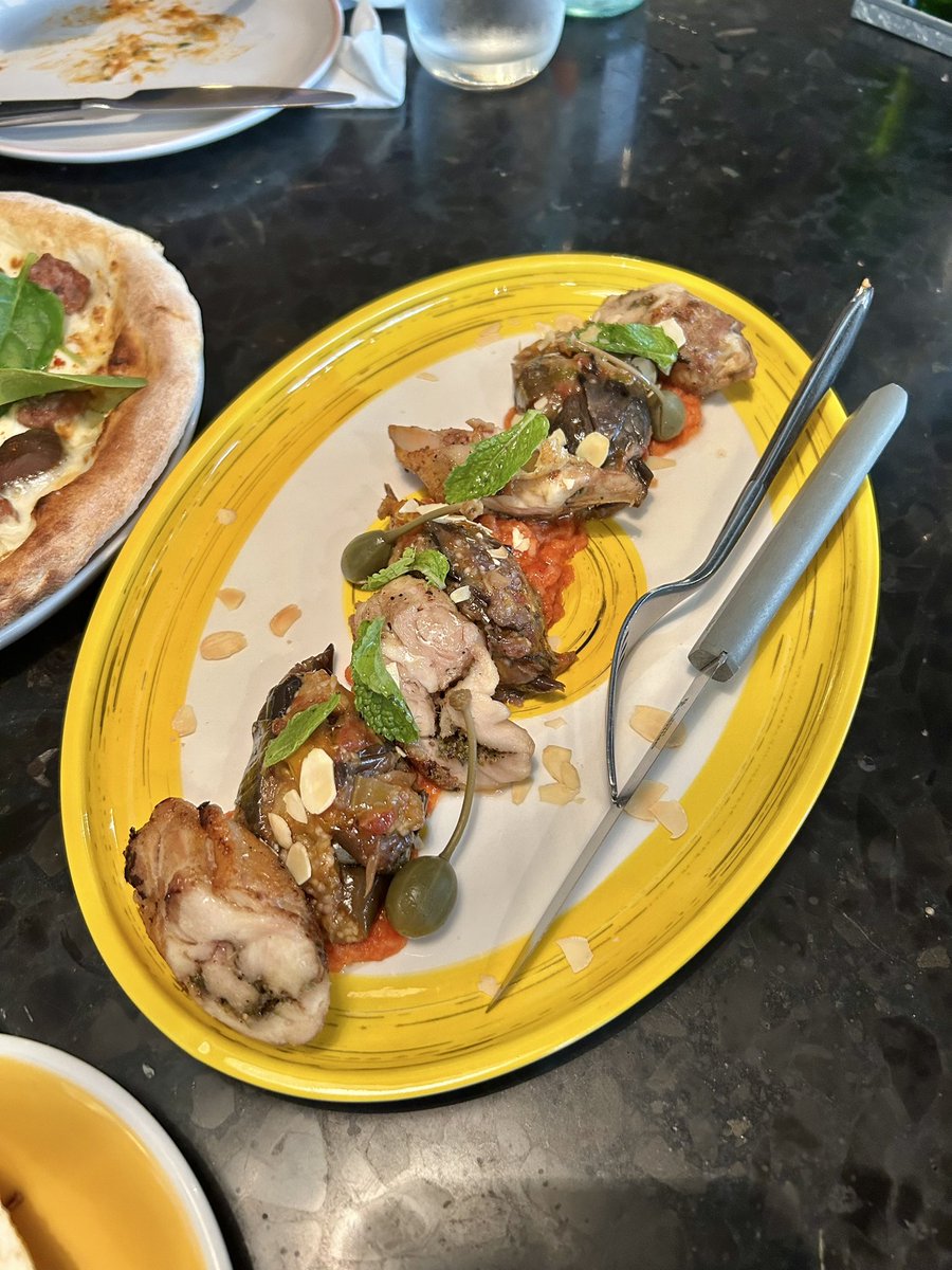 🍊📍Gigi Eatery &amp; Cafe , ร้านอาหารและคาเฟ่อิตาเลี่ยนใจกลางอโศก🥰 สาขาสุขุมวิท19 ตกแต่งร้านสีสันสดใส อาร์ตๆหน่อย เหมาะนั่งแฮงค์เอ้าเม้ามอยกับเพื่อนมาก มีทั้งบรันช์และดินเนอร์ เมนูอาหารเครื่องดื่มหลากหลาย บรรยากาศดี นั่งเพลินสุด🫶🏻 <a href="/aroii/">@aroii บอกต่อ</a> <a href="/Kin24hrs/">กิน24ชั่วโมง</a>