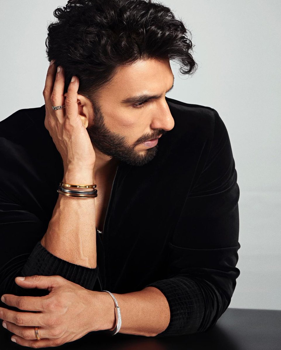 etimes's tweet photo. He is on fire! @Ranveer Singh looks absolutely hot with his dashing all-black look!

@RanveerOfficial #RanveerSingh #BollywoodCelebrities #SexyInBlack #Black #ETime https://t.co/FecfeuJw6H
