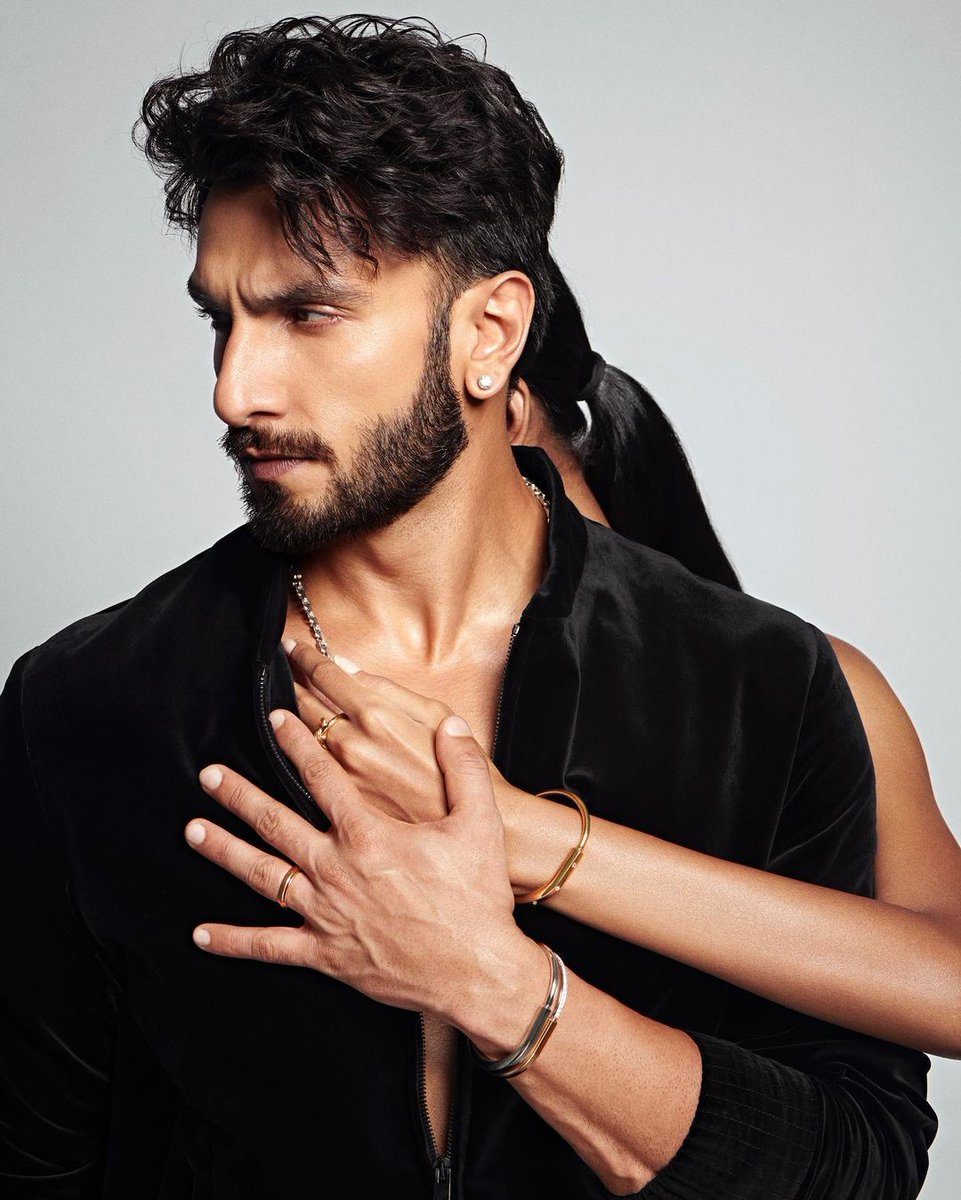 etimes's tweet photo. He is on fire! @Ranveer Singh looks absolutely hot with his dashing all-black look!

@RanveerOfficial #RanveerSingh #BollywoodCelebrities #SexyInBlack #Black #ETime https://t.co/FecfeuJw6H