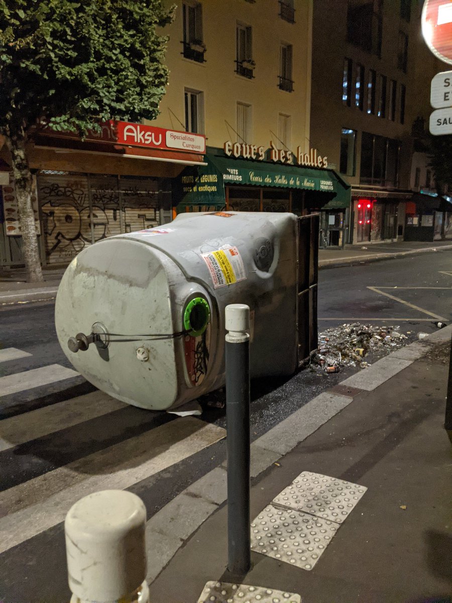 MinScientifique's tweet photo. @MadaF2000 @LeBjrTristesse Vous êtes passé à la Mairie ? Avant hier soir y'a eu un feu de démarré y'a encore les traces sur la façades. Mais à part ça les bien publics n'ont pas été touchés. https://t.co/4OC0co56BJ