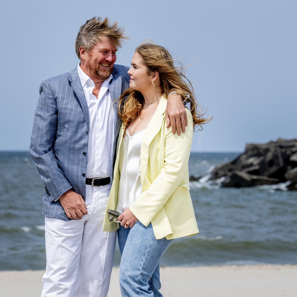 Van Prinsesje tot Koningin : een aardig tooverboek met versjes (From little  princess to queen; a nice Magic Book) by F. H. van Leens | 1898 | Biblio, image size:1200x1200