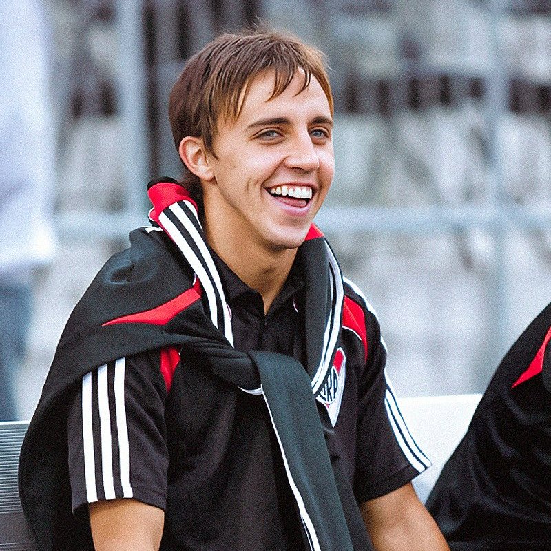 RiverLPM's tweet photo. "River fue el que me formó y voy a ser un agradecido toda la vida. Llegué a los 11 años, fui a la escuela, vivía en el club, pasaba las 24 horas ahí y para mí River es lo máximo que me pasó en mi carrera. Yo era muy chiquito y ahí aprendí todo. Era una ciudad enorme, yo tenía miedo hasta de perderme en el club"

"Hoy a la distancia soy un hincha más, me alegro cuando River gana y me pongo triste cuando pierde. Tengo el deseo de volver algún día y mostrarle a mi hijo dónde viví, dónde estuve, dónde iba al colegio... Me encantaría mostrárselo"

"Siempre dije que Ortega me puso bajo su brazo, me guió y marcó el camino. Soy un agradecido a él, a Gallardo y a Almeyda porque siempre me protegieron. siempre me cuidaron".

Diego Buonanotte, el referente de muchos en la infancia, en @RiverLPM 🎙️❤️