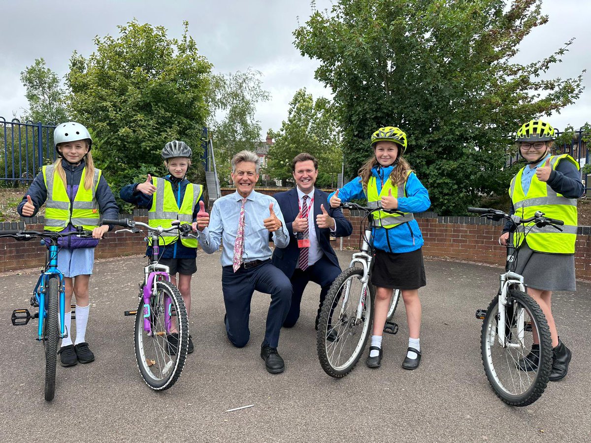 Huge thanks to @BenPBradshaw & @steve_race for joining us to see pupils at @StMichaels_Ex1 in #Exeter doing their Level 2 #CycleTraining. Devon recently reached 100,000 children cycle trained – brilliant to see so much enthusiasm for cycling!