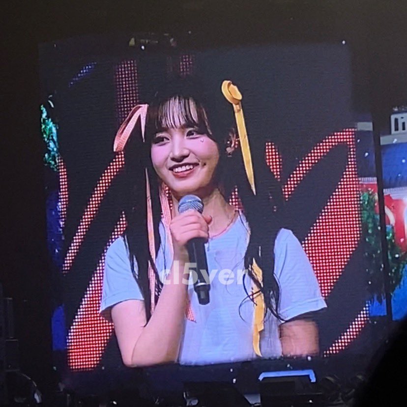 cl5ver's tweet photo. send off event!!
liz was first and i had this sign saying ♡ babyive are prettiest today ♡ and she looked down at it and smiled, but i was also saying 리즈 귀여워 귀여워 bc she said she did a cute hairstyle today +
#IVE_IN_SINGAPORE #IVEinSG #아이브 https://t.co/5wkQb7AknZ