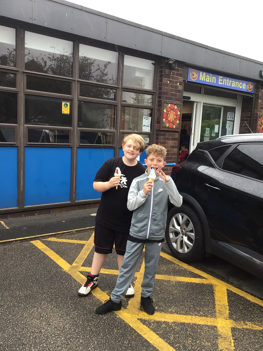 WFPOak22's tweet photo. Oak Class enjoyed their ice cream treat today! 🍦
@WestfieldPrimar https://t.co/qLglmpuUuH