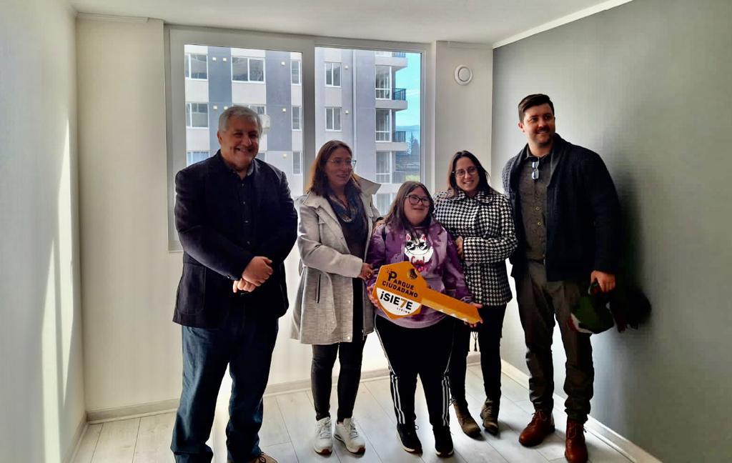 ADVS141's tweet photo. 🟢 Como ADVS, celebramos la entrega de viviendas de integración DS19 en Rancagua, a familias que esperaron incluso 25 años este momento. Seguiremos empujando el avance del Plan de Emergencia Habitacional en todo el país! 🏡
#ADVS #SomosViviendaSocial #PorLasFamiliasDeChile https://t.co/M4ooNG1eQx