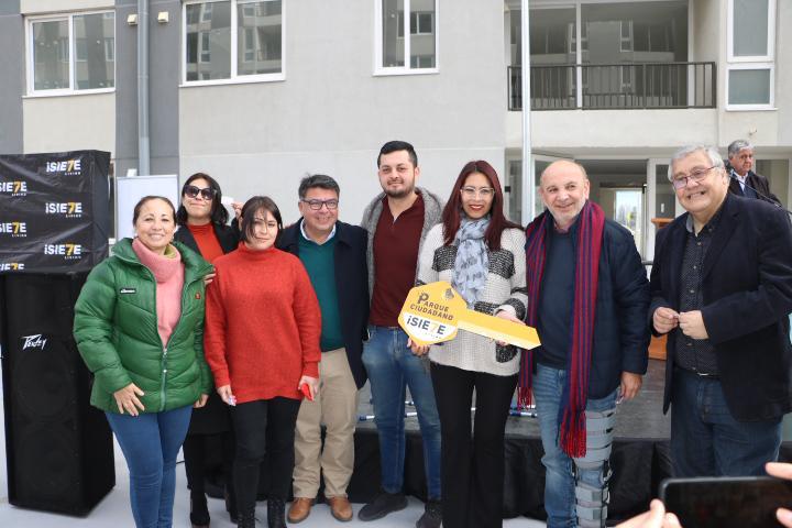 ADVS141's tweet photo. 🟢 Como ADVS, celebramos la entrega de viviendas de integración DS19 en Rancagua, a familias que esperaron incluso 25 años este momento. Seguiremos empujando el avance del Plan de Emergencia Habitacional en todo el país! 🏡
#ADVS #SomosViviendaSocial #PorLasFamiliasDeChile https://t.co/M4ooNG1eQx