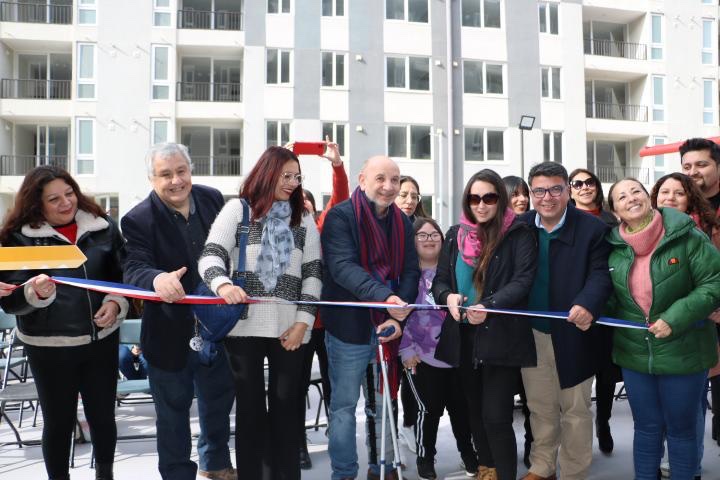 ADVS141's tweet photo. 🟢 Como ADVS, celebramos la entrega de viviendas de integración DS19 en Rancagua, a familias que esperaron incluso 25 años este momento. Seguiremos empujando el avance del Plan de Emergencia Habitacional en todo el país! 🏡
#ADVS #SomosViviendaSocial #PorLasFamiliasDeChile https://t.co/M4ooNG1eQx
