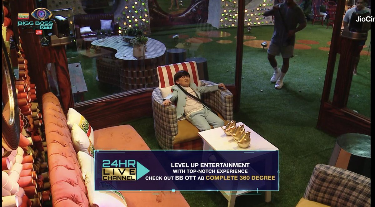 ShubhamTharwani's tweet photo. #AbduRozik talking about his OG mandali and telling housemates their favourite place they used to sit everyday and he missed this place and those were the best memories.
Yes @Abdurozikartist those were the beautiful days. 🤗🥰❤️ #BiggBossOTT2 #BBOTT2 https://t.co/uwkAPg7RwJ