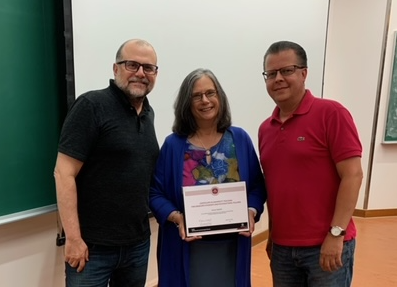 Félicitations à <a href="/dianenriddell/">Diane Riddell, MS, APR (she/her)</a>  (candidate au doctorat) pour l'obtention du certificat en enseignement universitaire. Certificate in University teaching for graduate students and postdoctoral fellows. Merci aux profs <a href="/narrativaoral/">Isaac Nahón Serfaty</a> et <a href="/bonneville_luc/">Luc Bonneville</a>  pour le soutien de Diane