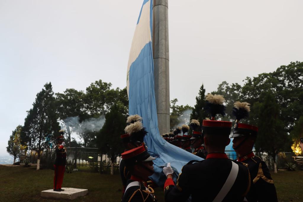 SrMindefGT's tweet photo. Iniciamos este día con honores a la bandera nacional en la Plaza de las Fuerzas de Tierra de la Brigada Militar "Mariscal Zavala", junto a los encargados de la conducción y  planificación de las  operaciones de las unidades del @Ejercito_GT y futuros líderes de nuestros soldados. https://t.co/xmAlpUjNPX