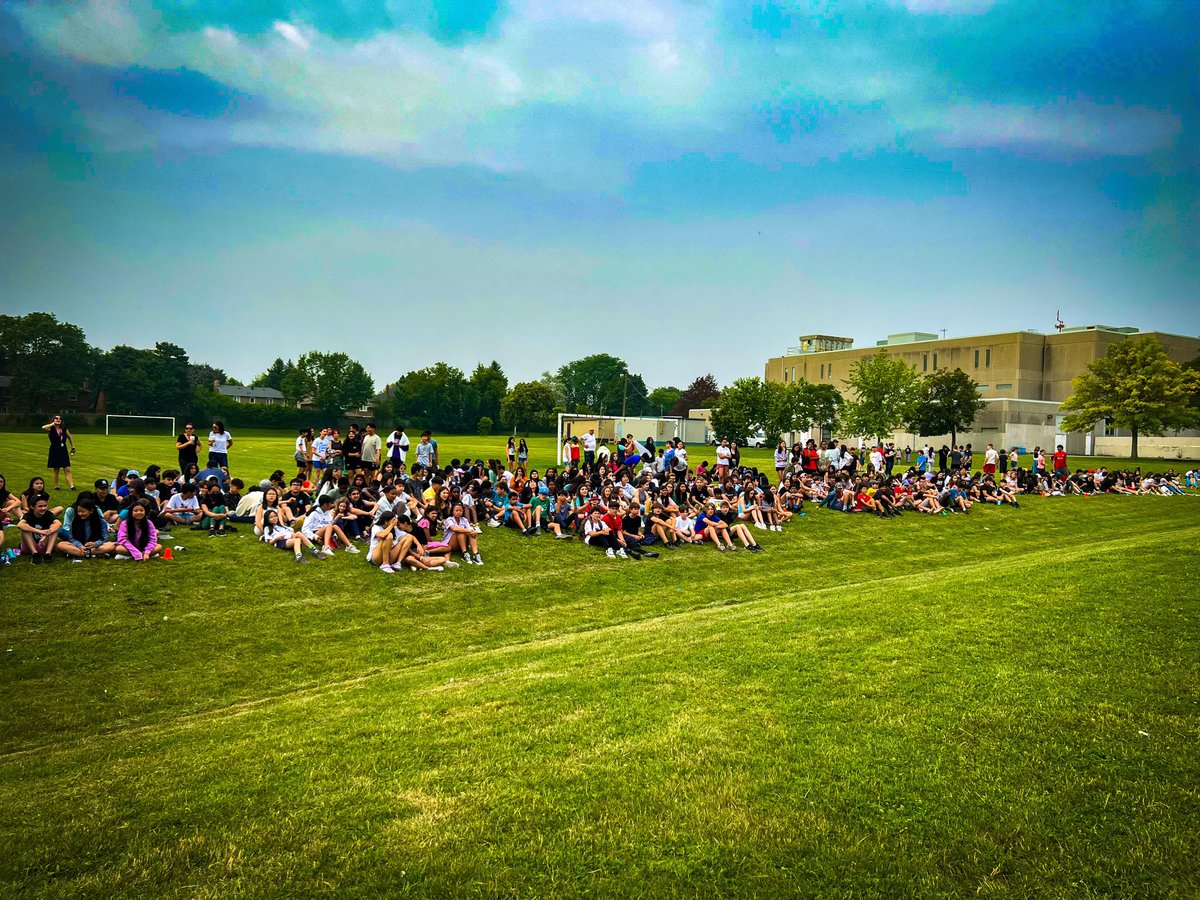 WindfieldsMS's tweet image. A perfect day for our last day of school tradition, staff vs student softball game!! This is special ❤️ Let’s go Mustangs! @tdsb @RonFelsen @rchernoslin @TDESAA_TDSB