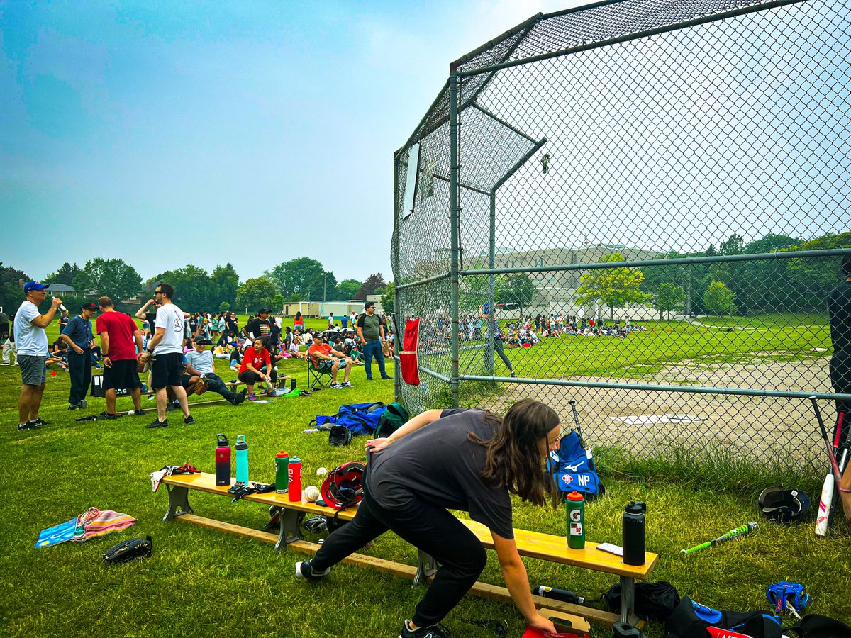 WindfieldsMS's tweet image. A perfect day for our last day of school tradition, staff vs student softball game!! This is special ❤️ Let’s go Mustangs! @tdsb @RonFelsen @rchernoslin @TDESAA_TDSB