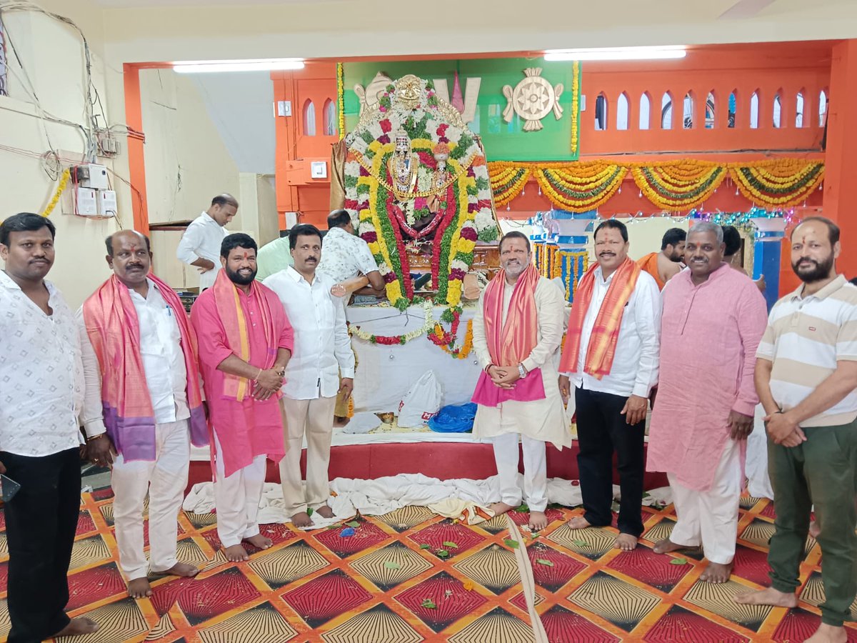 TeamSridharanna's tweet photo. ఈ రోజు సాయంత్రం పురానాపూల్ లోని పాండురంగ విట్టలేశ్వస్వామి దర్శనం చేసుకోవడం జరిగింది #modijisarkar #today @BJP4India  #bjp4Telangana @bandisanjay_bjp @drlaxmanbjp @blsanthosh @sunilbansalbjp @tarunchughbjp @kishanreddybjp @aruna_dk @RaghunandanraoM @Eatala_Rajender https://t.co/NFS27j8z90
