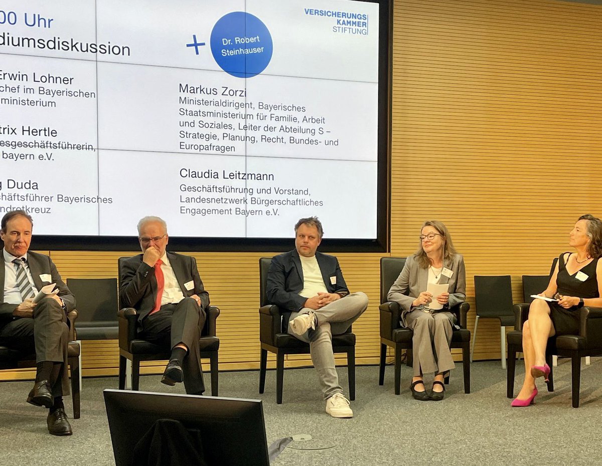 Bei der <a href="/VKS_Stiftung/">Versicherungskammer Stiftung</a> auf dem Podium zu #ehrenamt. Hat Spaß gemacht. 

// #jugendrotkreuz #drk #jrk #RotesKreuz #bayern