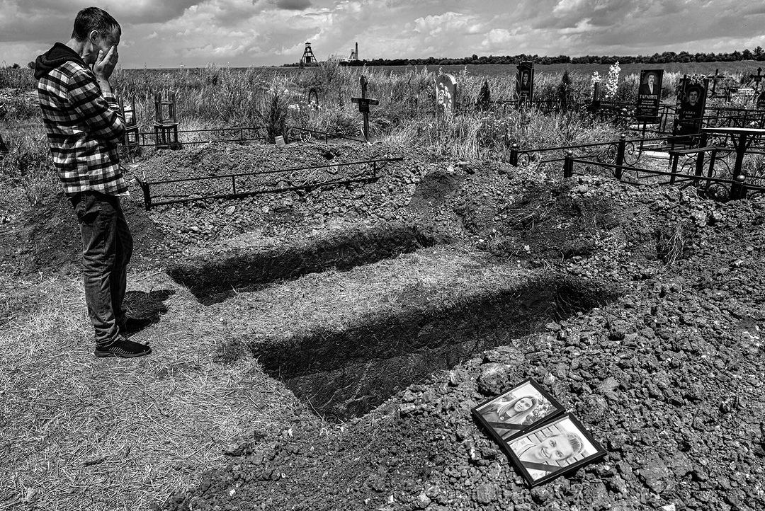 This is absolutely heartbreaking 💔 

@jangrarup via Instagram:
Another day in Donetsk..
In the village Dobropillya, Olga Aksenchenko, a surgeon working at the hospital in Kramatorsk buried her twin daughters Anna and Yullia - aged 14 - after they were killed ⬇️