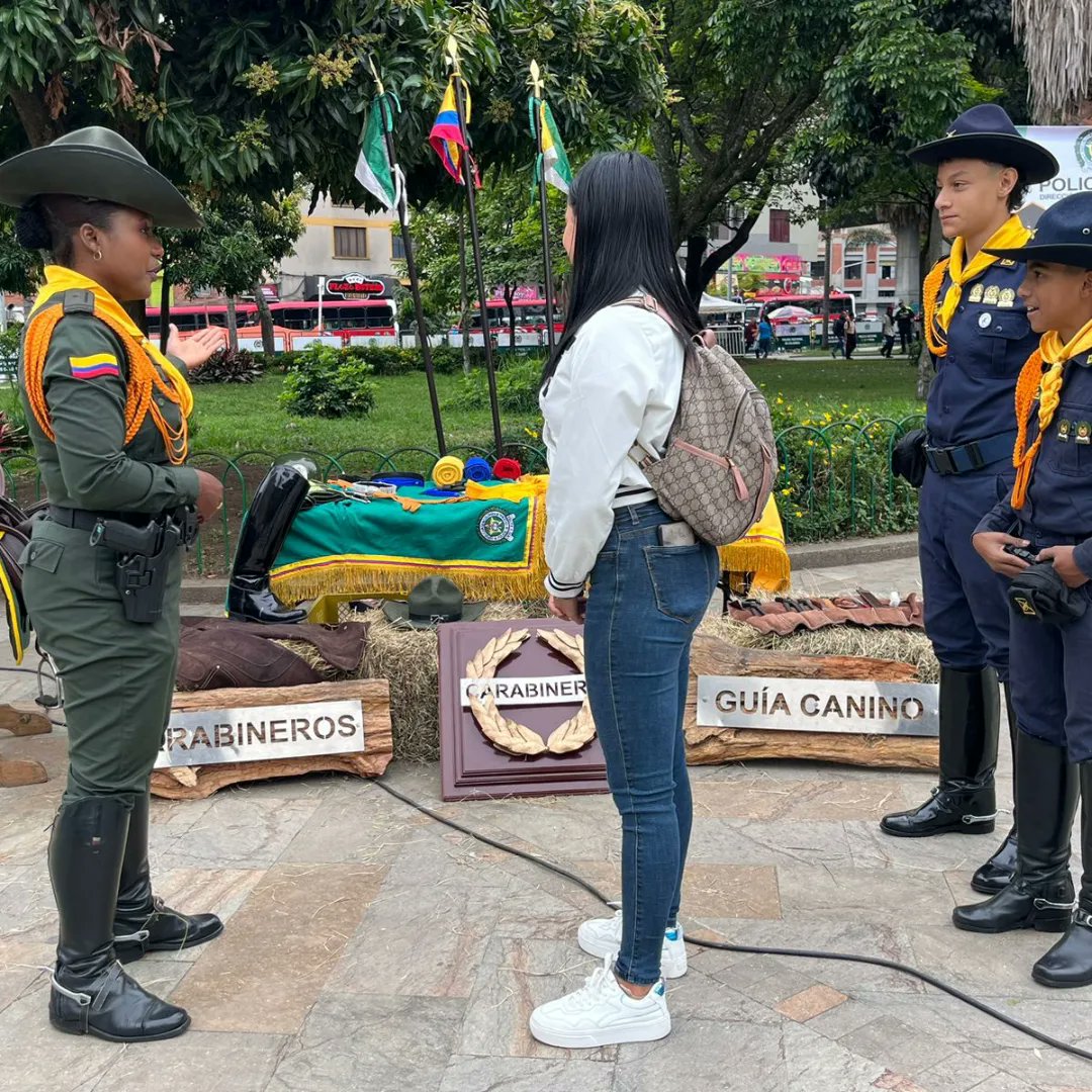 PoliciaMedellin's tweet photo. Hoy, desde el #ParqueBotero, con toda la oferta institucional y el Programa #CuénteleAlComandante.
 Un espacio para los ciudadanos,  desplegado en las#Zapm, que ha contribuido de manera efectiva, en la resolución de problemas que afectan la convivencia y seguridad.
#DiosYPatria https://t.co/0dMm8RUHvM