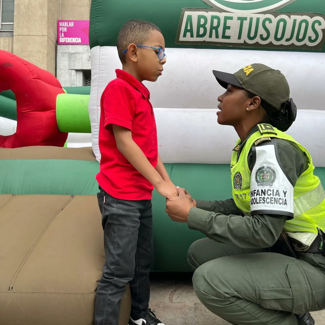 PoliciaMedellin's tweet photo. Hoy, desde el #ParqueBotero, con toda la oferta institucional y el Programa #CuénteleAlComandante.
 Un espacio para los ciudadanos,  desplegado en las#Zapm, que ha contribuido de manera efectiva, en la resolución de problemas que afectan la convivencia y seguridad.
#DiosYPatria https://t.co/0dMm8RUHvM