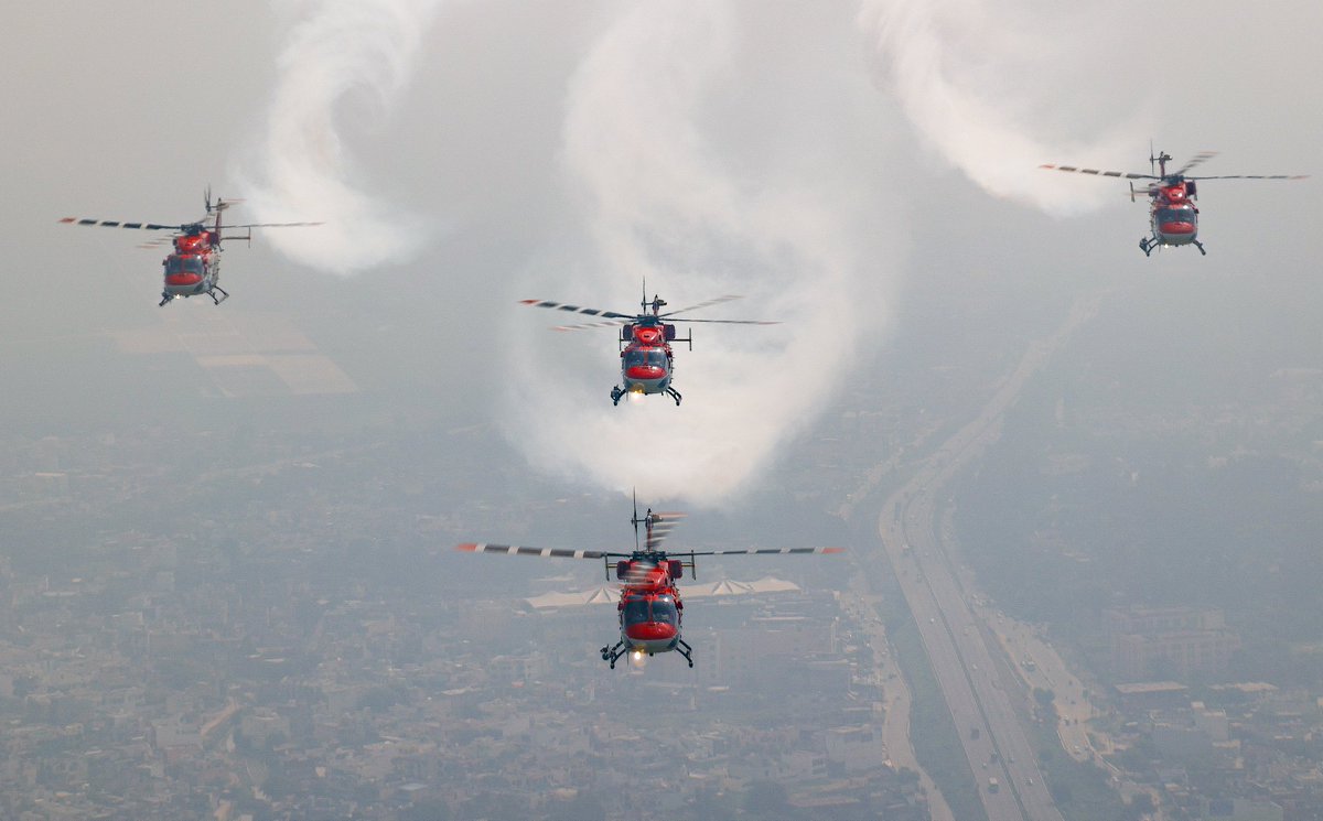 Formation Friday!

📸: @pho_toky

#Sarang #IAF #formation #flying #TeamIndia #Reds #daredevils #Twitter #FridayFeeling #weekendmood #helicopter #Pilot #aviationlovers #aviation #avgeeks <a href="/IAF_MCC/">Indian Air Force</a>