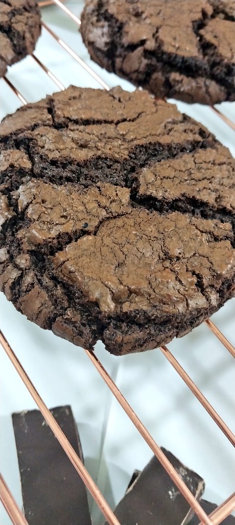 RECETA DE COOKIES BROWNIE!!

Te dejo la receta en esta sección que llamaremos " La Galletita de la Semana"

Si sabés hacer Brownies, tenés media montaña subida. Si te gusta la receta dame un RT así la hacemos llegar a muchos más golosos twitteros.