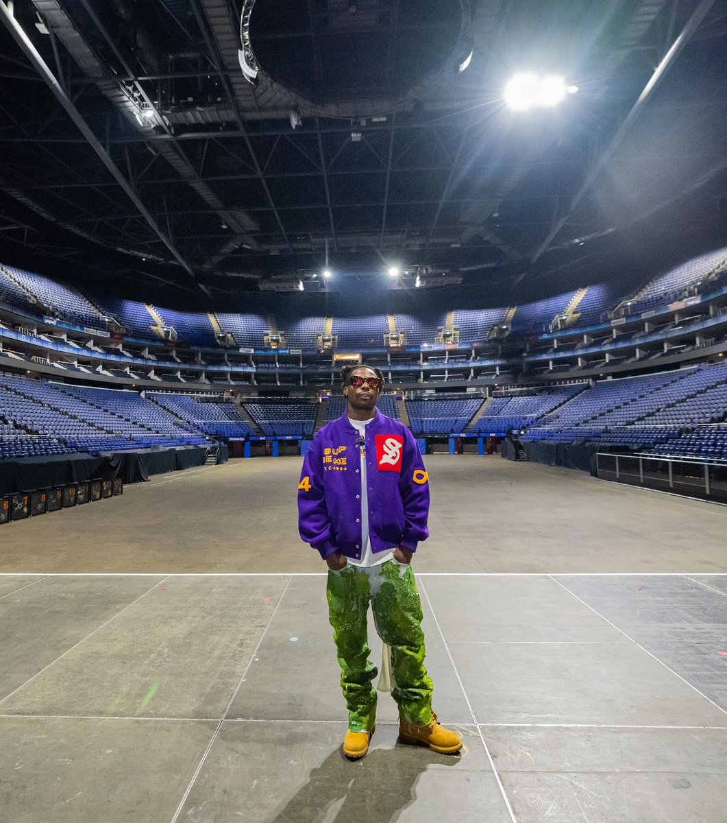 asakenews's tweet photo. GREATNESS ⭐️ will be coming to your city 🏙️ Get Ready For @asakemusik this summer ☀️

ASAKE LIVE IN LONDON 🇬🇧🚨 
🗓️: SUNDAY AUGUST 20TH 
🏟️: THE 02 ARENA LONDON 
🎫: https://t.co/uT0BjPSaKl 
@TundePhoenix @TheO2 

Hurry and get your tickets 🎫 
https://t.co/Wa818hsaVt https://t.co/rTbumuUEb3