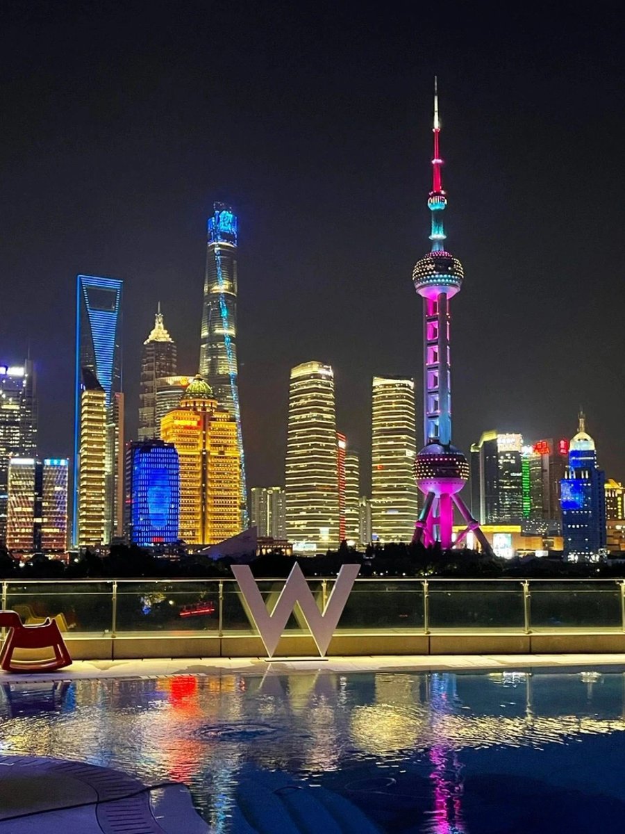 HunterFree20094's tweet photo. 外滩夜景，美哭了😳 #外滩夜景 https://t.co/oRA6GV3mbU