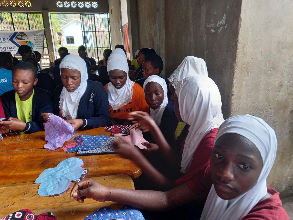 hindurainit's tweet photo. We've made a new family by training #InstantPads at Ndejje High School in Lubugumu to over 91 girls(s1,2,3,5)with the help of 6 teachers.
.
#SeedTheChange #GiveThanks9 https://t.co/ZDOpS0wDsX