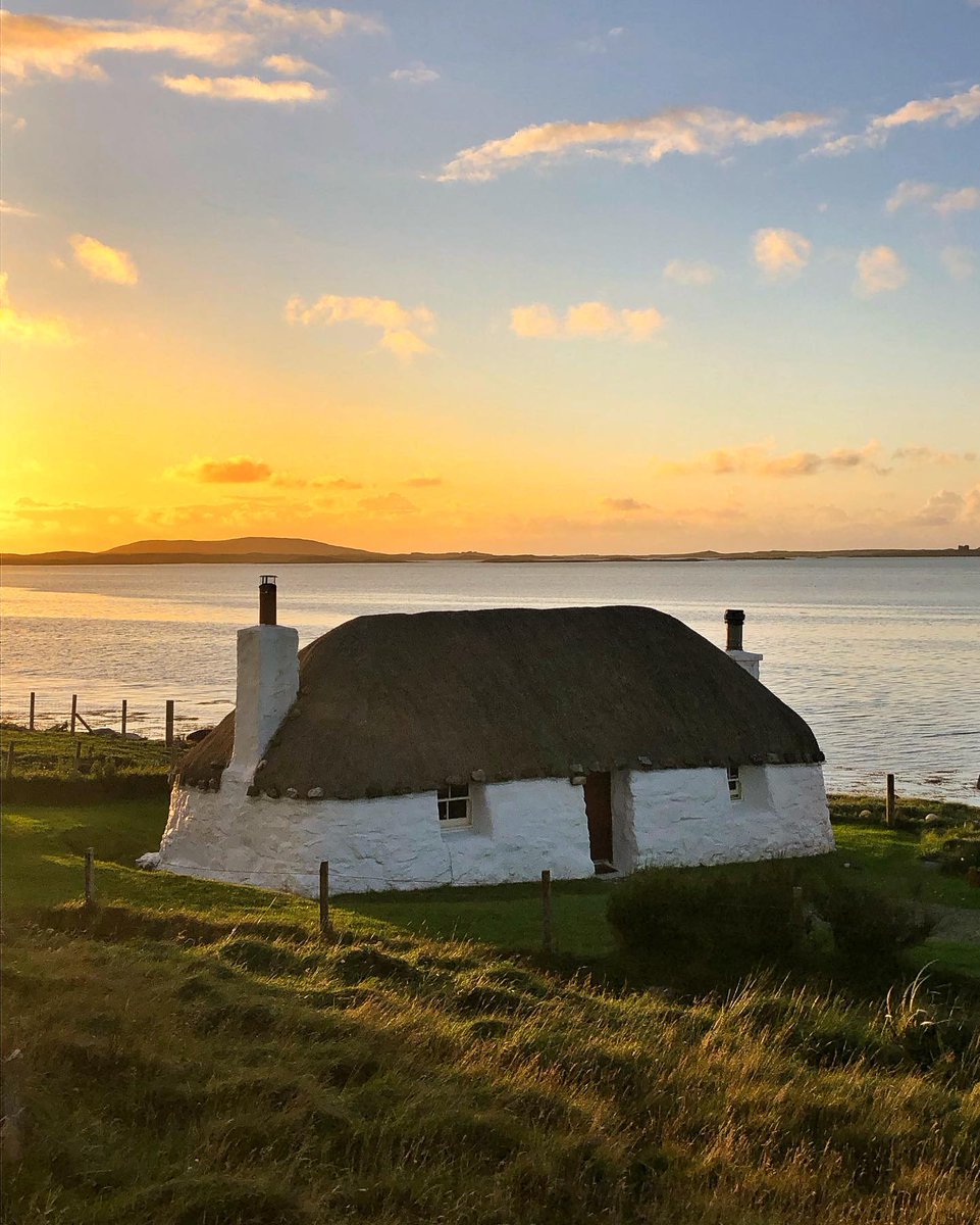 There's nothing quite like Uist in the sunset glow 😍
  📸: @droesch 

#visitouterhebrides  #hebrideanway