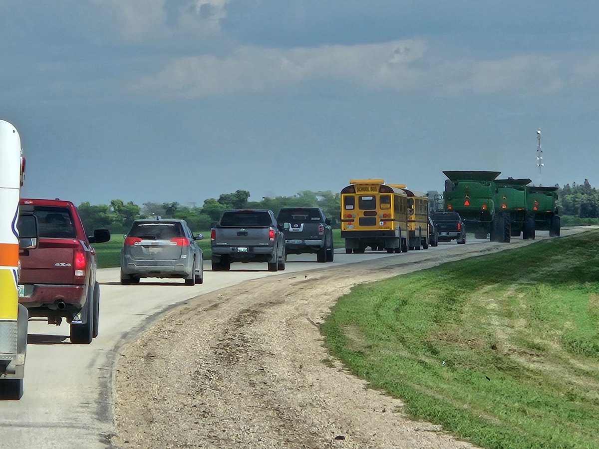 Hey <a href="/KAP_Manitoba/">Keystone Agricultural Producers</a> <a href="/planfarmsafety/">CASA/ACSA</a> Looks like another unsafe practice. Farmers need to leave space to allow traffic to pass. Also, bad timing at rush hour!  #farmsafety #impatienttraffic