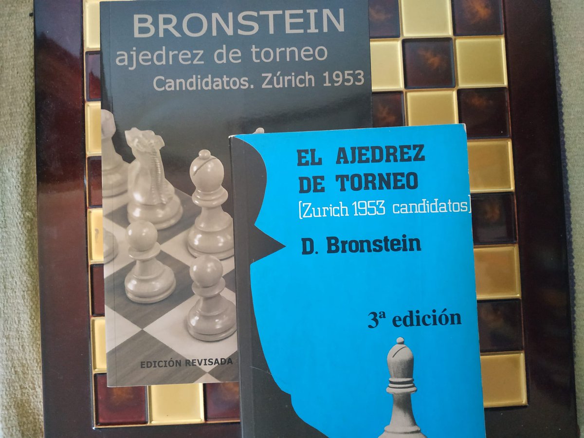 capakhine's tweet photo. 📚 RETO 365 LIBROS de AJEDREZ #37

"Ajedrez de Torneo" de David Bronstein.
   
Esta es mi recomendación del día, aunque los que me seguís desde hace tiempo seguro que ya me habéis escuchado hablar maravillas de esta obra. Magníficos comentarios para excelentes partidas. Un libro muy instructivo para jugadores de cualquier nivel.

En la foto veis una edición más antigua (la de la colección Club de ajedrez de la editorial Fundamentos) sobre la más reciente edición de La Casa del Ajedrez.

Mucho texto y pocas variantes. Así se resume el tipo de comentarios que me suelen interesar en un libro como este. 

#365LibrosDeAjedrez