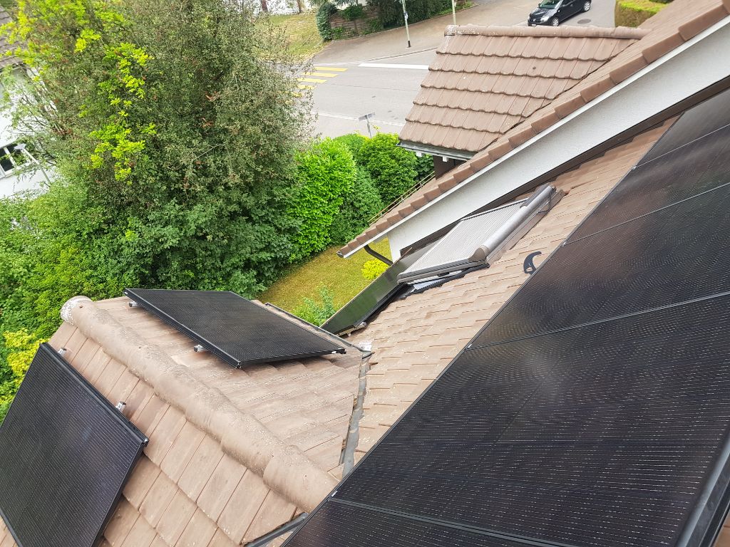 helionauten's tweet photo. #EGch Montage-Crew grüsst aus #Winterthur: #Solarteur blickt auf die vollendete #Solaranlage! Nicht schlecht steil oder? Wir sind #Solarprofis https://t.co/IevSdBzhcl https://t.co/49IujOQASy