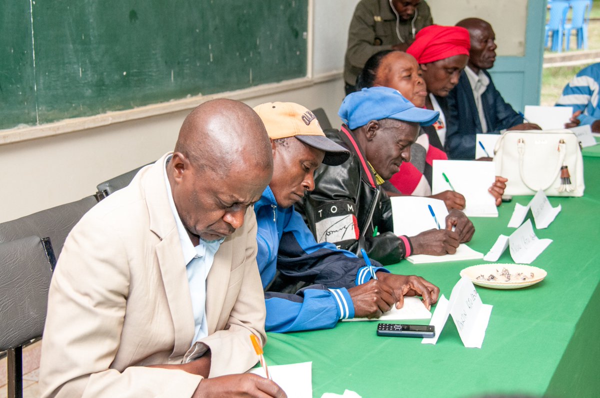 ScienceAlly's tweet photo. In Kitui county yesterday with Bt Cotton farmers, 2015  
 #AllianceforScience fellow Patrick Muriuki facilitating a session discussing the strides in cotton farming, challenges, and benefits of #BtCotton
@kalromkulima @a_kilimo #ICOSEED #FarmersMatter https://t.co/t2NEKmklOB