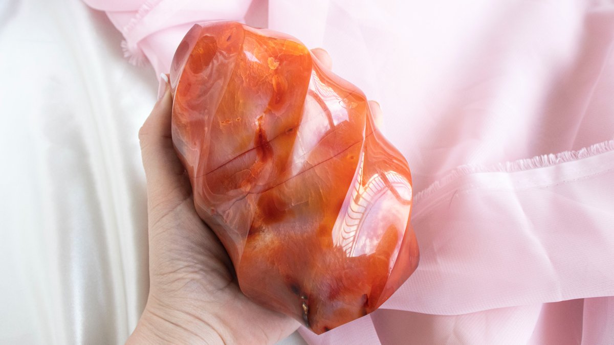 goodwitchorgnls's tweet photo. Ignite your inner fire with Carnelian. This vibrant crystal empowers you to embrace your passions and take bold action. It boosts creativity, motivation, and confidence, making it the perfect companion for achieving your goals. Let Carnelian fuel your ambition and drive. 🔥🧡 https://t.co/JMfkkU1q9c