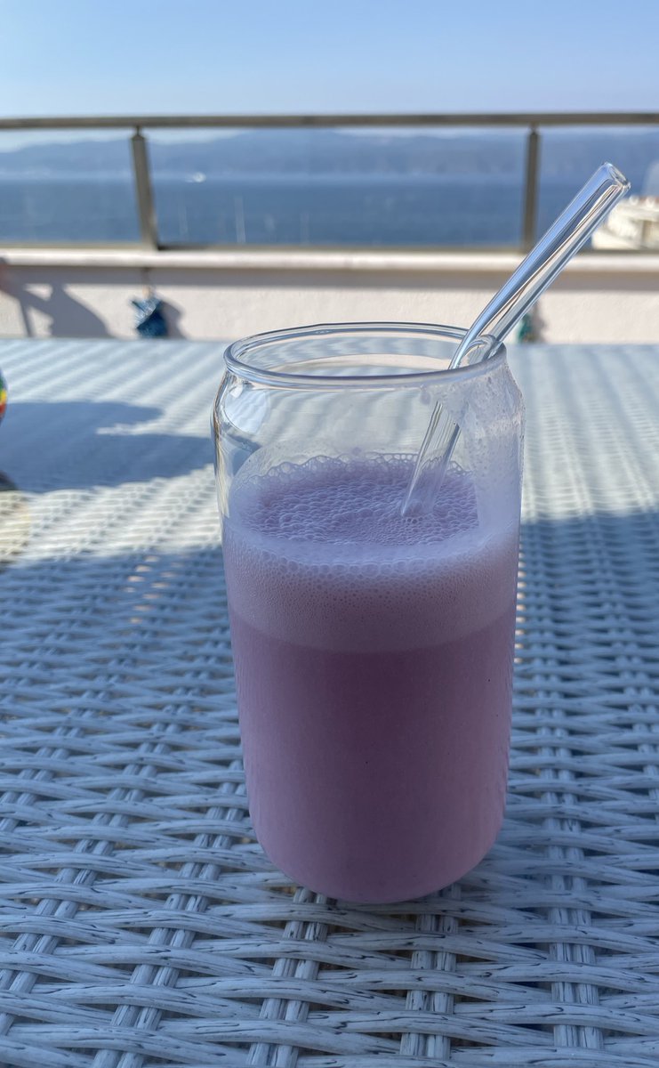 smoothie yaptım terasta oturuyorum bilin bakalım ne eksik🥲