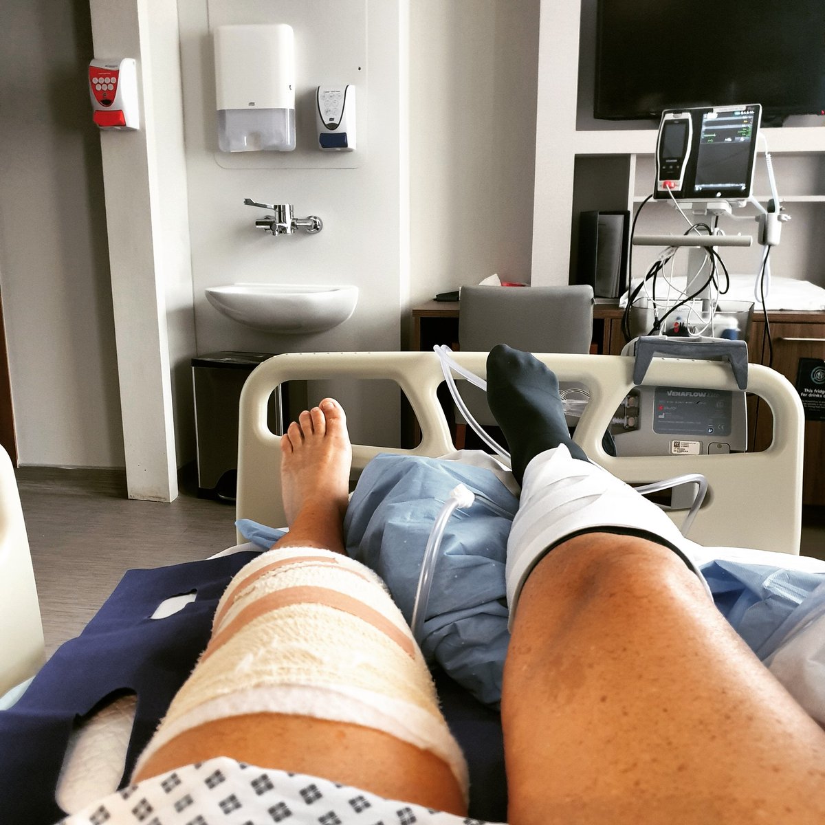 martinemorris's tweet photo. Sooooo ACL & MCL reconstructed, Meniscus partially removed and tidied up. Now the real hard work starts 🏐🏥🦵 #rehab #rehabilitation #acl #aclrecovery #Netball #NetballFamily #ThisIsNetball #thisgirlcan https://t.co/AAAe83i5eP