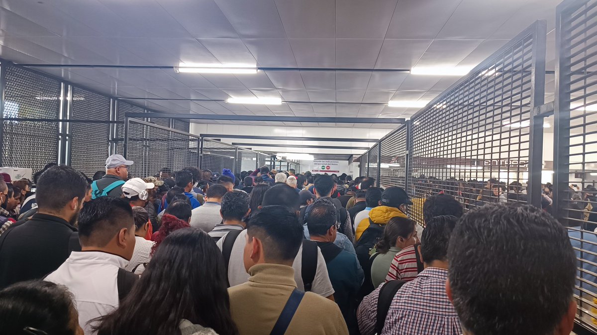 clarkCR7's tweet photo. @MetroCDMX se pasan bien de pendejo, les vale madre que uno llegué tarde a sus trabajos y no son buenos para emitir un comunicado de su incompetente logística y falta de comunicación. @lopezdoriga @Milenio @Azteca @ImagenTVMex https://t.co/limPGSwT7E