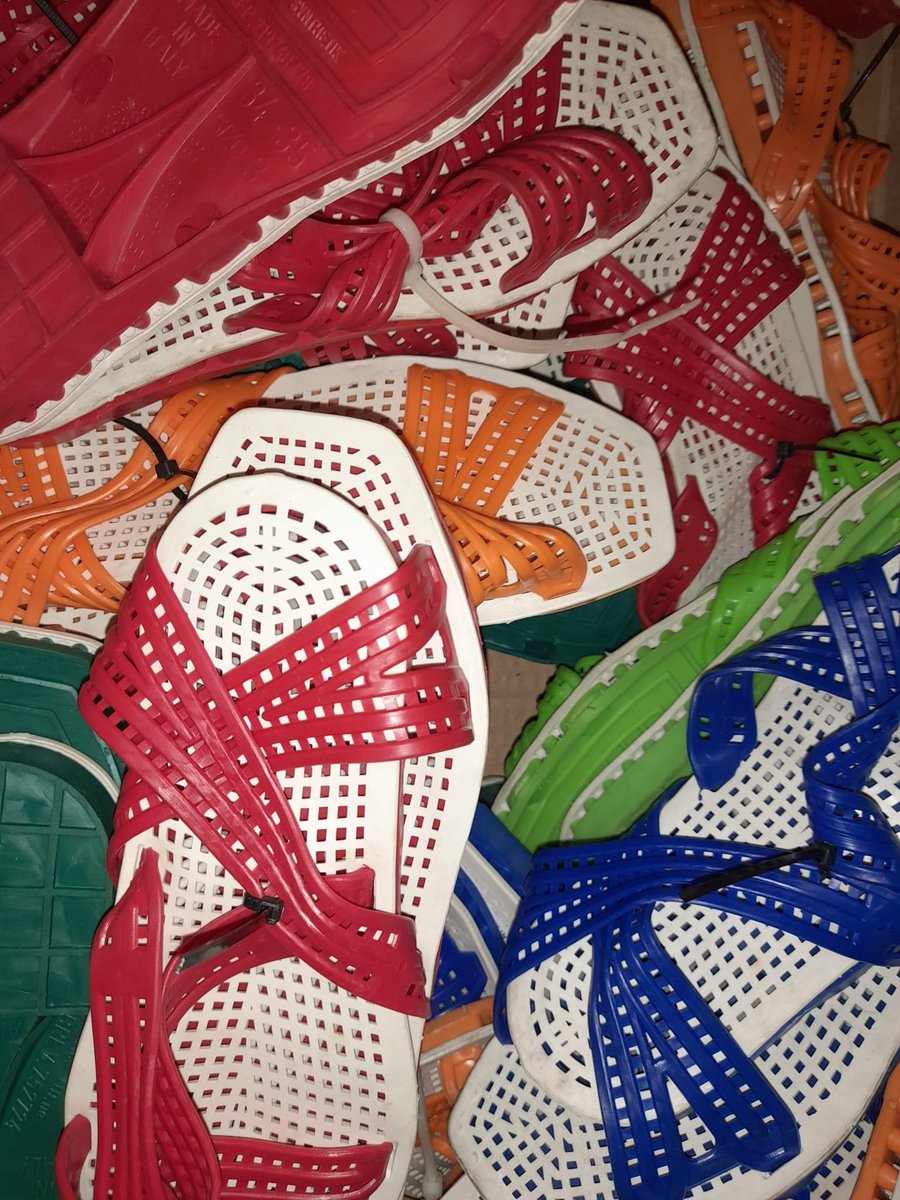 sovivere's tweet image. Alzi la mano chi non ne ha avute un paio! #anni80