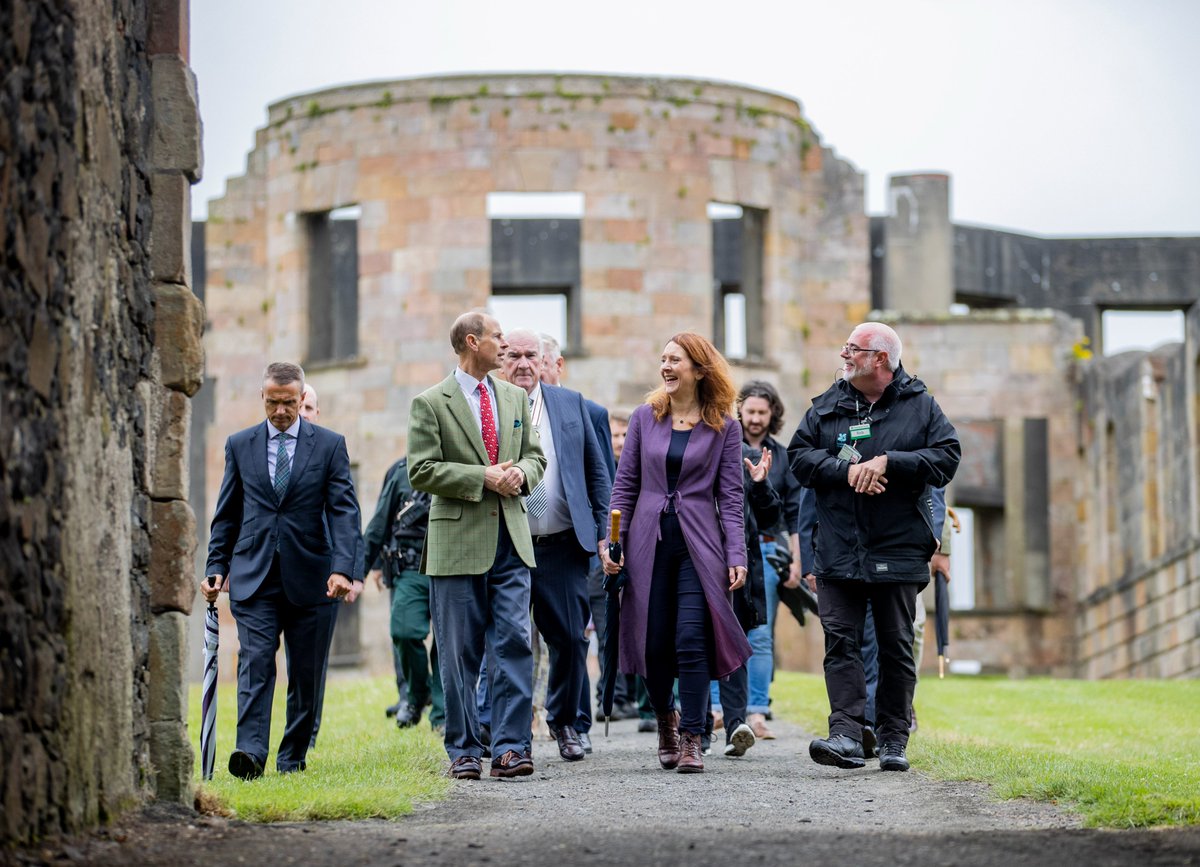 👑 Royal welcome for Duke of Edinburgh

Crowds lined the streets in Garvagh as HRH enjoyed a ride in a Victorian Carriage and chatted to local people, before making his way to Downhill, where he sampled local produce and was entertained by a choir.

MORE👉 bit.ly/3NVXfyM