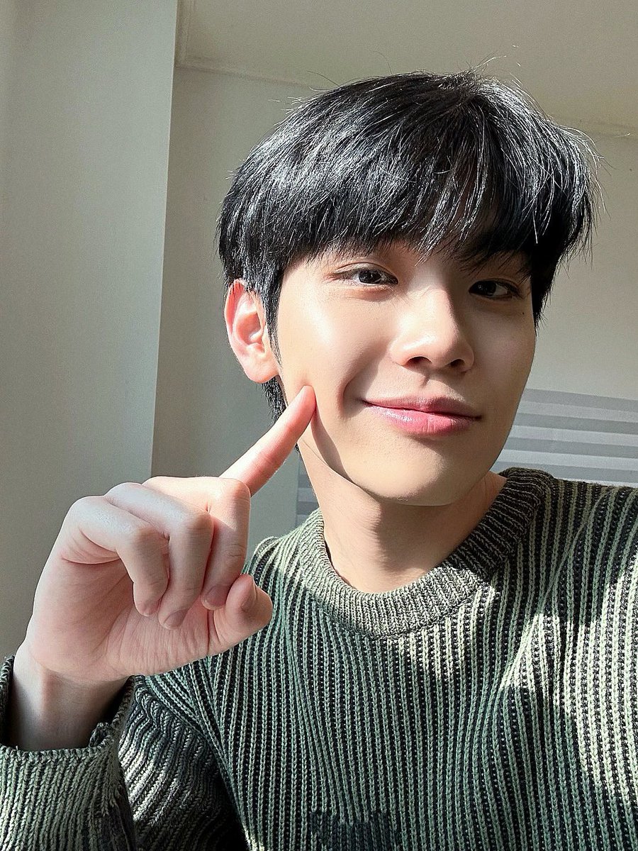 taeraetubbiees's tweet photo. ⋆.ೃ࿔*:･ we got sun kissed☀️

#KIMTAERAE #TAERAE #ZEROBASEONE #ZB1 #김태래 #ZRSD #ZeroseSelcaDay #Ze_RoseSelcaDay @ZB1_official https://t.co/DqLZrOpOIr