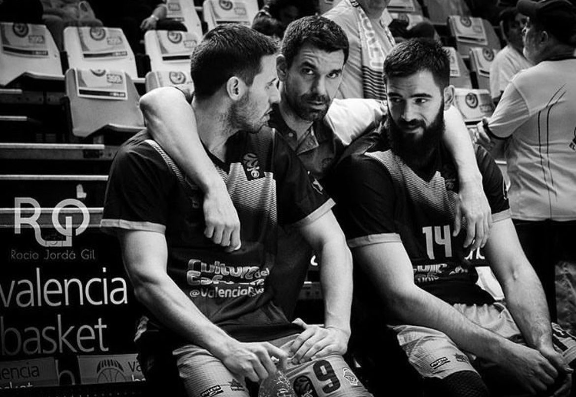 RacoTaronja's tweet photo. Duele.

Duele porque estos 3 ya son historia de @valenciabasket.

Eternas viudas de Sam, Rafa y Dubi.

🧡🧡🧡🧡🧡🧡🧡🧡 https://t.co/MXPxe7lPZY